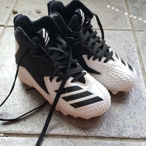 Youth football cleats